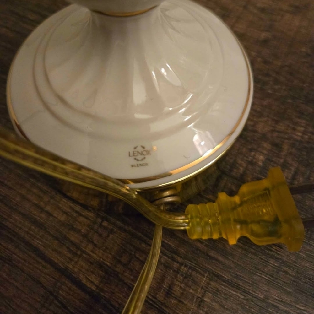 Lenox table lamp - Picture 3 of 3